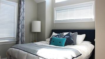 4 bedrooms, iron/ironing board, internet, bed sheets