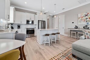 Een koelkast, een magnetron, een oven, een kookplaat