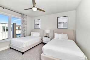 5 عدّة غرف نوم ومكواة/لوح كي وخدمة الإنترنت وملاءات أسرّة