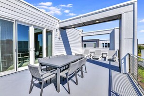 Outdoor dining - Welcoming Condo near Disney with Resort & Waterpark Access - B7-230 (Kissimmee)