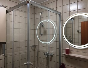 Suihku, hiustenkuivaaja, pyyhkeet