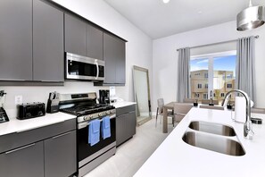 Fridge, oven, stovetop, dishwasher