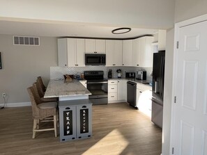 Een koelkast, een magnetron, een oven, een kookplaat