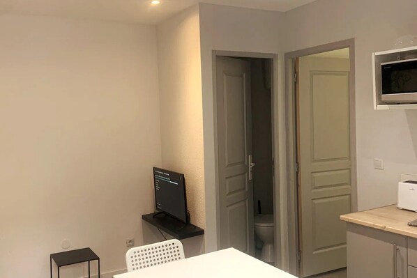 1 bedroom, iron/ironing board, WiFi - Le 001 du Marché, Appartement en Centre-ville (Roanne)