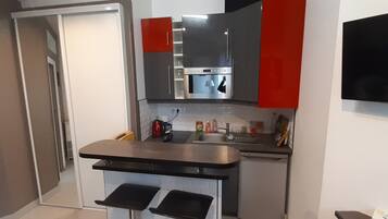 Een koelkast, een microgolfoven, een oven, een kookplaat