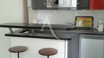 Een koelkast, een microgolfoven, een oven, een kookplaat