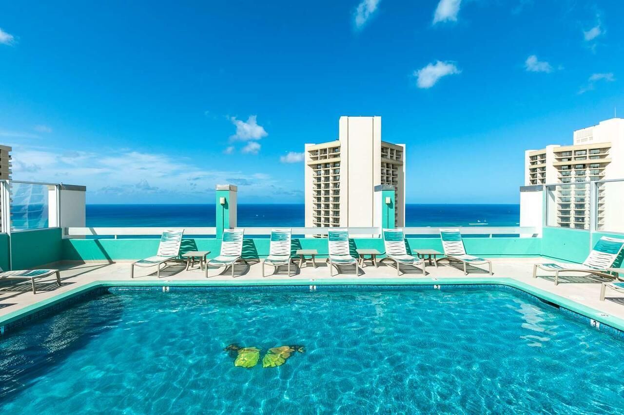 Unwind in Waikiki: Rooftop Serenity, Pool, Sauna, 2 Blocks from Famous Beach!