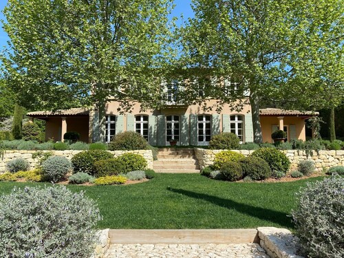 Spacious 5-bedroom house with AC and WiFi in brilliant Aix en Provence