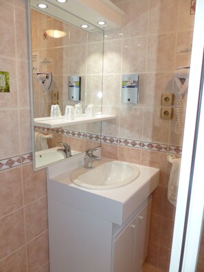 標準雙床房 | 浴室 | 淋浴設備、淋浴花灑、免費盥洗用品、吹風機