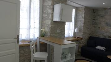 Studio Panoramique | Coin séjour | Télévision à écran plat de 80 cm avec chaînes numériques