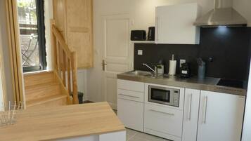 Traditional Studio, 1 Bedroom | Private kitchen | Fridge, electric kettle