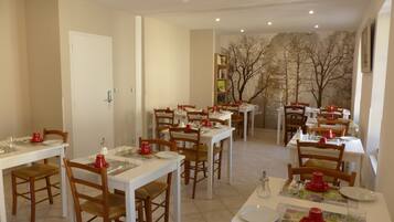 Petit déjeuner buffet (12 EUR par personne)