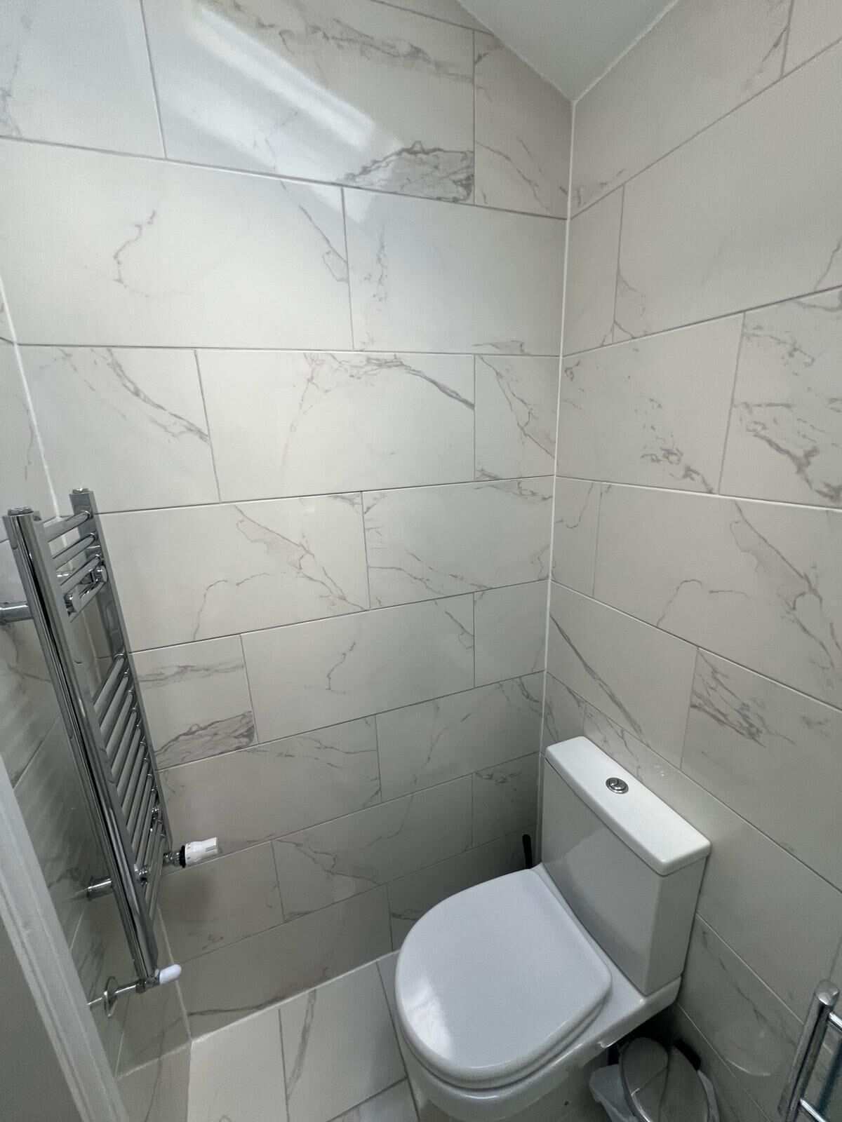 Dusche, Haartrockner, Handtücher, Toilettenpapier
