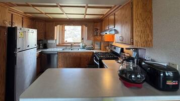 Mikrobølgeovn, ovn, kokeplater og oppvaskmaskin