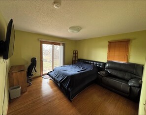 4 bedrooms, desk, iron/ironing board, WiFi