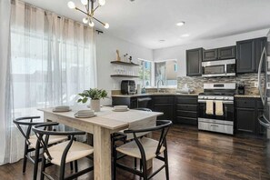 Refrigerador, microondas, horno, placa de cocina