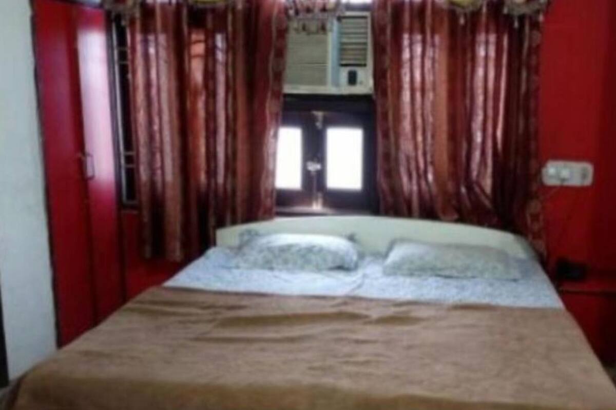 Egyptian cotton sheets, premium bedding, down duvets, free WiFi