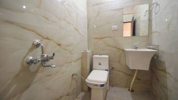 Shower, rainfall showerhead, free toiletries, bidet