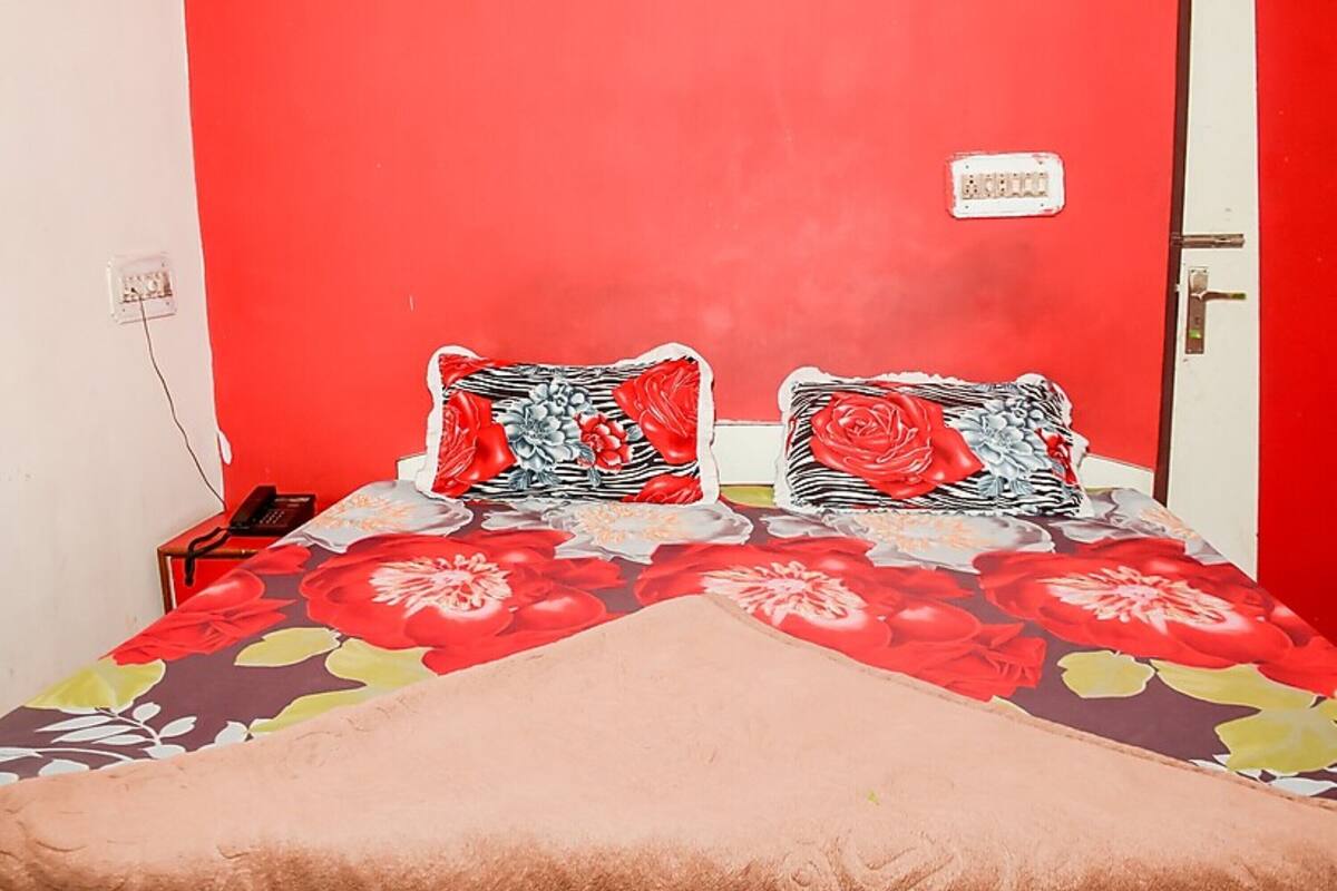 Egyptian cotton sheets, premium bedding, down duvets, free WiFi