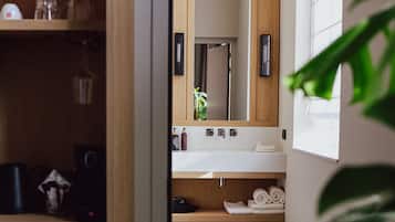 Habitación clásica, 1 cama de matrimonio grande, baño privado | 1 dormitorio, caja fuerte, escritorio