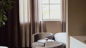 Superior kamer, 1 kingsize bed, privébadkamer | Een kluis op de kamer, een bureau, een laptopwerkplek