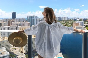 Property grounds - Luxury Bay View Condo| Complementary Parking (Hollywood)