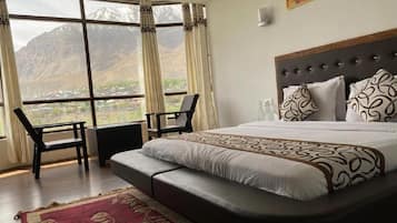Quarto casal luxo, vista para a montanha | Área de estar