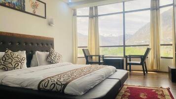 Deluxe Double Room, Mountain View | Living area