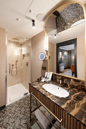 Comfort Double Room | Bathroom | Free toiletries, hair dryer, bathrobes, slippers