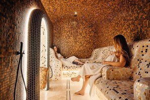 Behandelingskamers voor koppels, een sauna, een bubbelbad, een stoombad