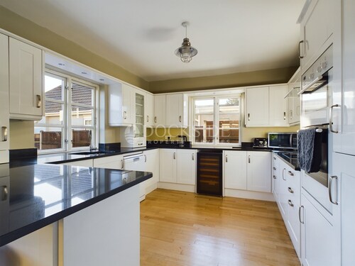 Detached Home close to wedding venues and Rochester, 35mins to London on train.