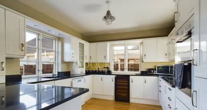 Detached Home close to wedding venues and Rochester, 35mins to London on train.