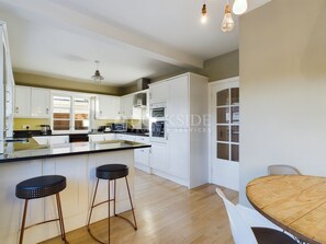 Fridge, microwave, oven, dishwasher - Detached Home close to wedding venues and Rochester, 35mins to London on train. (Rochester)