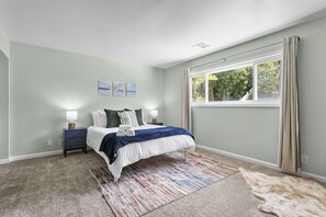 4 dormitorios, escritorio, tabla de planchar con plancha y cuna de viaje