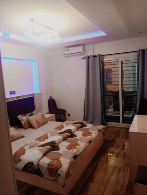3 chambres, coffres-forts dans les chambres, bureau