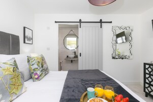 4 habitaciones, decoración personalizada y muebles diferentes 