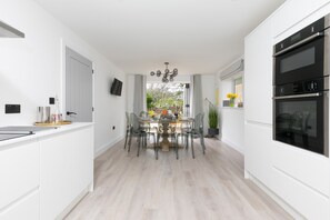 Fridge, electric kettle, toaster, cookware/dishes/utensils - Abelia (St Ives)