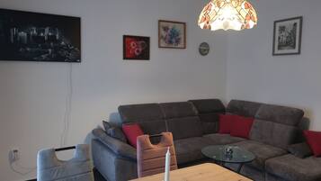 Comfort huis, 2 slaapkamers, privézwembad, uitzicht op tuin | Woonruimte | Een 100-cm smart-tv met kabelzenders