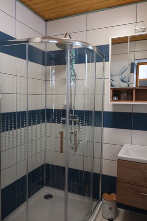 Comfort House, 2 Bedrooms, Private Pool, Garden View | Bathroom | Hair dryer, towels, toilet paper - Müllers Wellness Ferienhaus (Döbrököz)