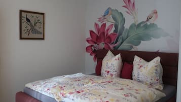 Comfort huis, 2 slaapkamers, privézwembad, uitzicht op tuin | Woonruimte | Een 100-cm smart-tv met kabelzenders