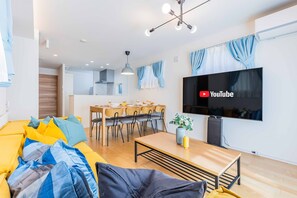 Maison exécutive | Aire de séjour | Téléviseur à écran plat de 50 po avec télévision par câble