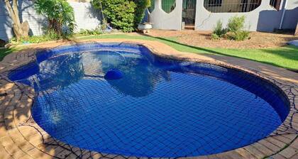 Peaceful garden cottage close to OR Tambo international airport