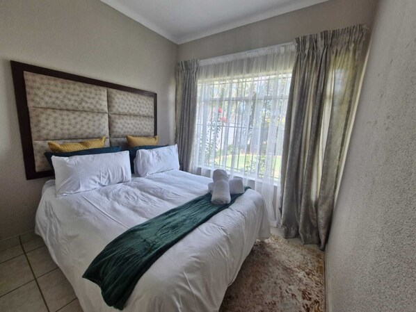 1 bedroom, free WiFi, bed sheets - Peaceful garden cottage close to OR Tambo international airport (Kempton Park)