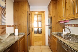 Fridge, microwave, oven, stovetop - 1020 Casa Pat (Nerja)