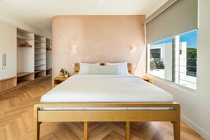 6 bedrooms, desk, iron/ironing board, travel cot
