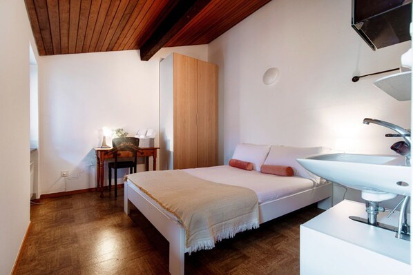 1 makuuhuone, silitysrauta/-lauta, ilmainen Wi-Fi, vuodevaatteet