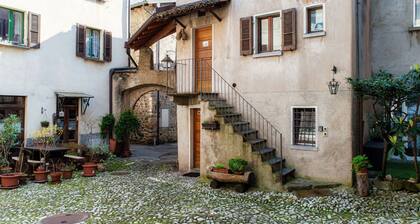 Hübsches Haus auf 3 Ebenen im Dorf Riva San Vitale (LA CASETTA DI RIVA)