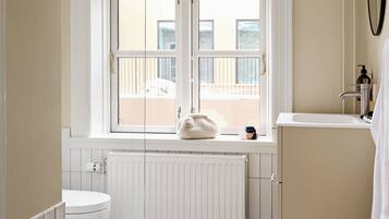 Dusch, miljövänliga toalettartiklar, hårtork och handdukar