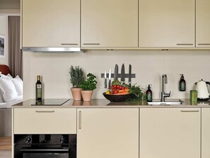 冷蔵庫、オーブン、コンロ、食器洗い機