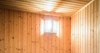 3 Bed House - Sleeps 5 - Sauna - Garden - Gym